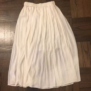 White ruffled skirt from H&M never worn with tags!
